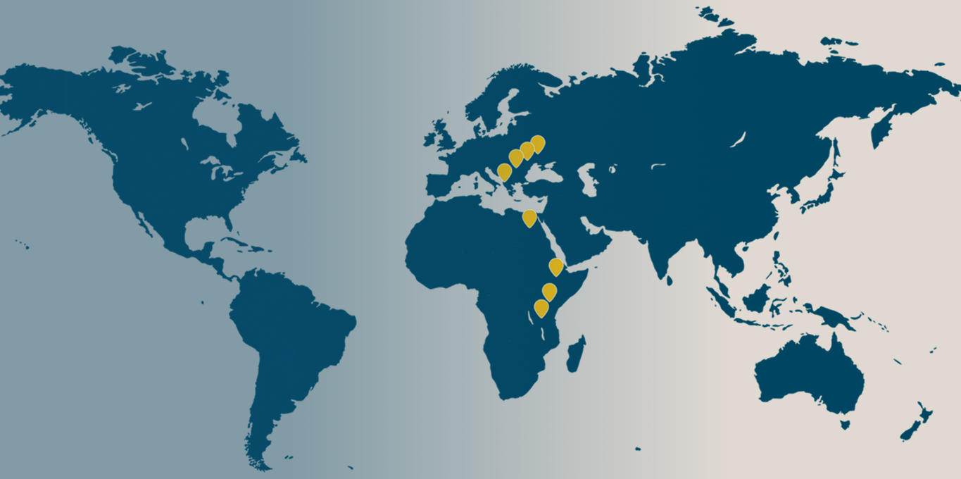 Een wereldkaart met handelsroutes gemarkeerd, illustrerend internationale handel en logistiek.