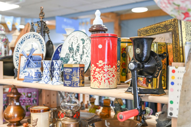 Een overzicht van tweedehands decoratie, servies en accessoires in een kringloopwinkel, ideaal voor liefhebbers van unieke en betaalbare vintage items.