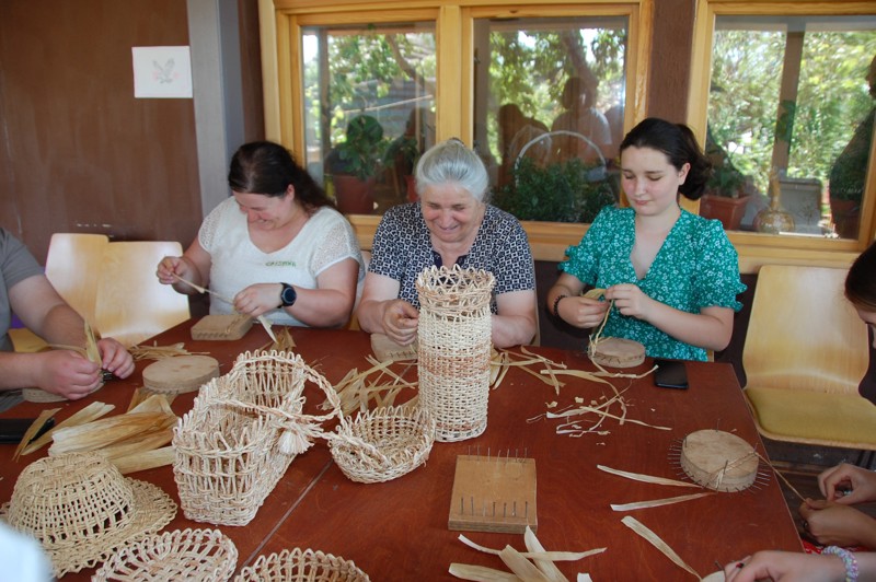 Vrouwen in Moldavië werken samen aan het maken van manden van riet, een traditionele ambachtelijke activiteit die cultuur en vakmanschap benadrukt.