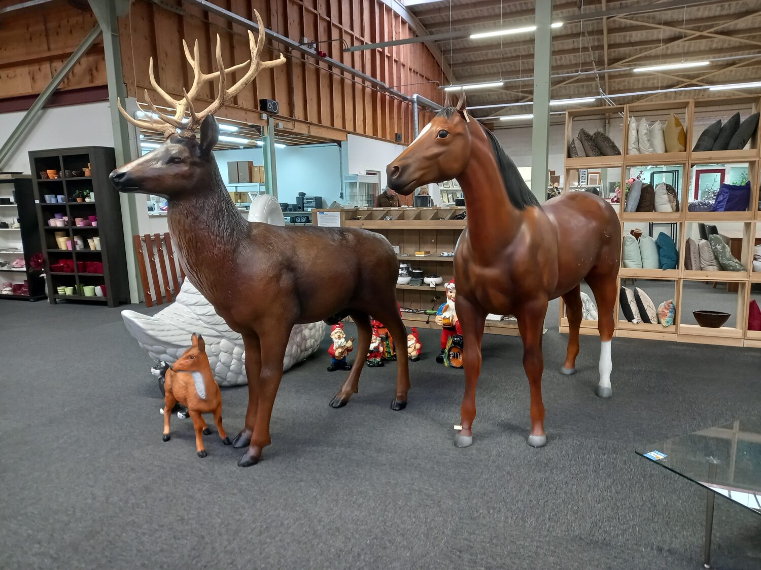 Decoratieve dierenfiguren in winkel voor humanitaire hulp en armoedebestrijding, passend bij Dorcas' missie in Oost-Europa, Oost-Afrika en het Midden-Oosten.