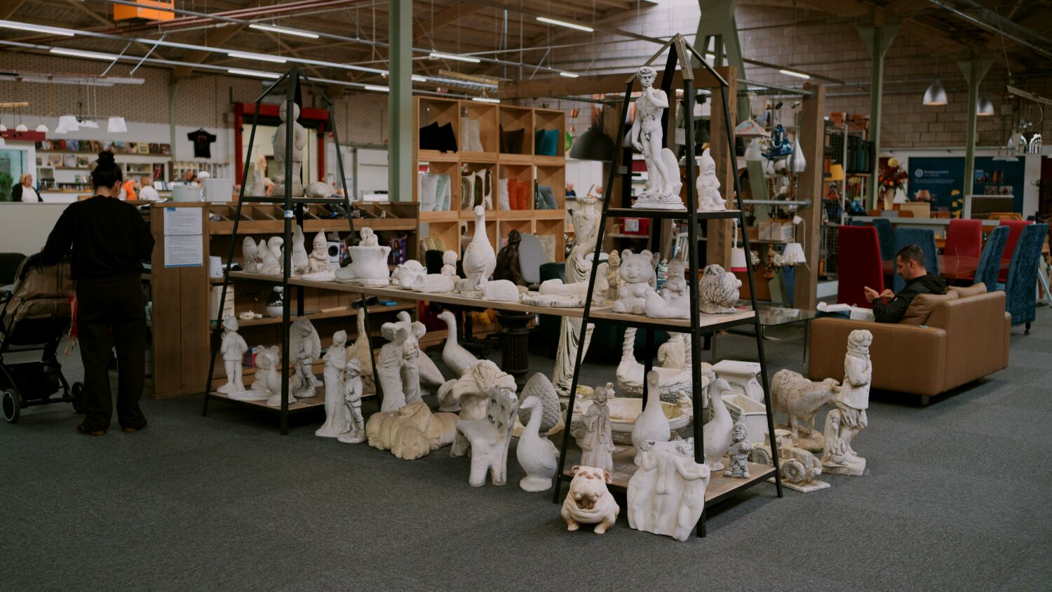 Binnenkijkje in een winkel met keramische decoraties en accessoires, geschikt voor humanitaire hulp en armoedebestrijding, in een setting die past bij de missie van Dorcas.