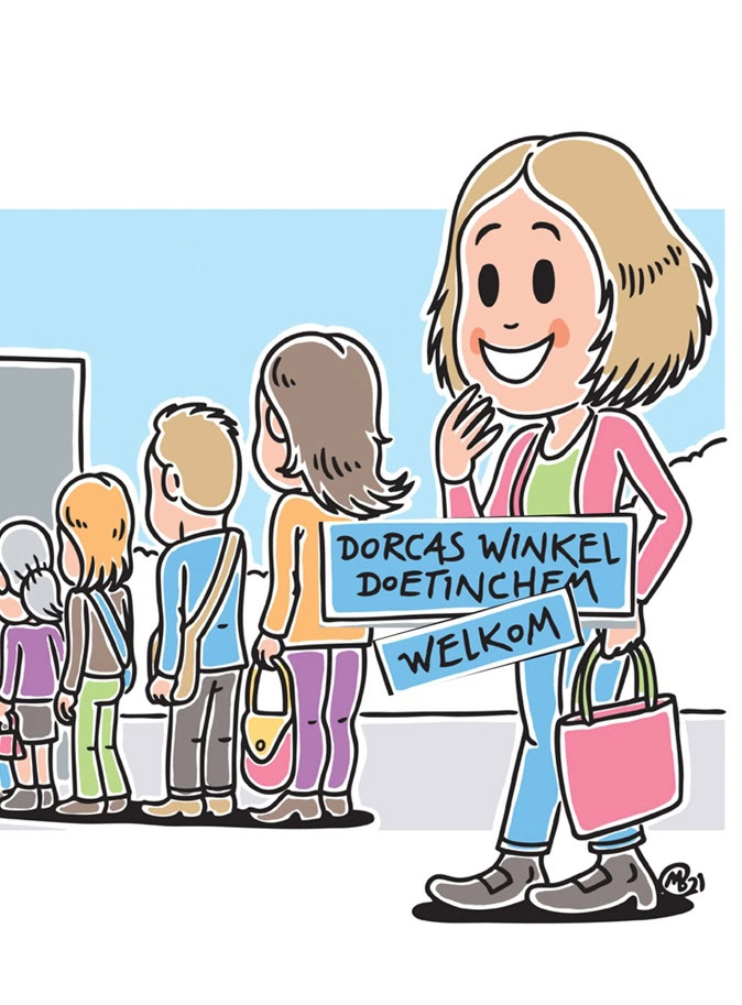 Een vrolijke vrouw met een boodschappentas staat voor een winkel met een bord dat zegt "DORCAS WINKEL DOET IN CHIEMEN WELKOM", terwijl ze wacht in een rij met andere klanten.
