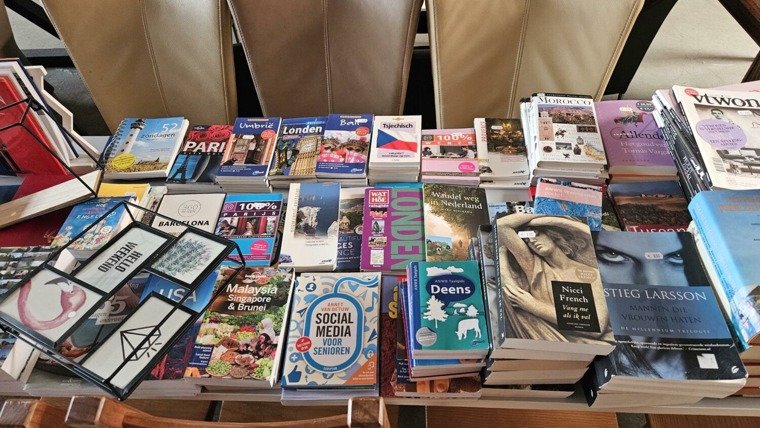 Overzicht van diverse reisgidsen, brochures en boeken over verschillende landen en onderwerpen, bedoeld voor humanitaire hulp en ontwikkelingsprojecten in Oost-Europa, Oost-Afrika en het Midden-Oosten.