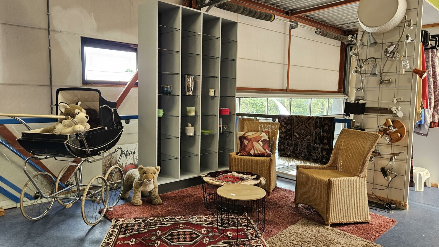 Interieur van een opslagruimte met meubels, speelgoed en decoratie, symboliseert humanitaire hulp en armoedebestrijding door Dorcas in ontwikkelingslanden.