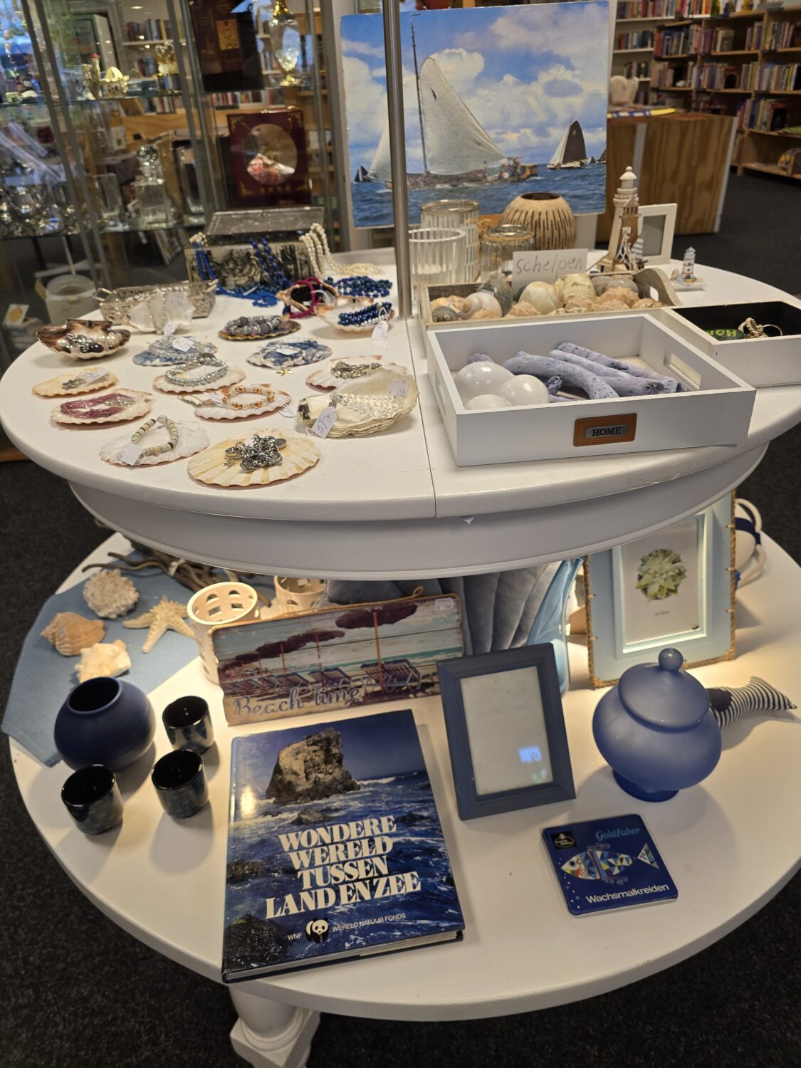 Decoratieve sieraden en souvenirs uit Oost-Europa en Midden-Oosten, tentoongesteld in een winkel met boeken en kunst. Focus op humanitaire hulp en armoedebestrijding.