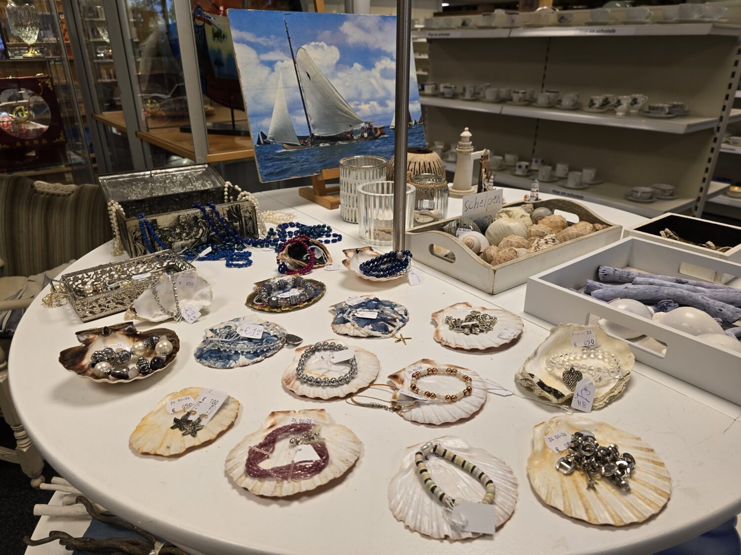 Handgemaakte sieraden en schelpen decoraties op een tafel, symboliseert humanitaire hulp en armoedebestrijding door Dorcas in Oost-Europa, Oost-Afrika en het Midden-Oosten.