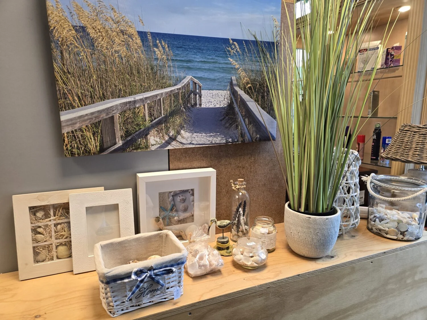 Interieur met zeegezicht foto, decoratieve items en planten, symboliseert rust en welzijn, passend bij de missie van Dorcas voor humanitaire hulp en armoedebestrijding.