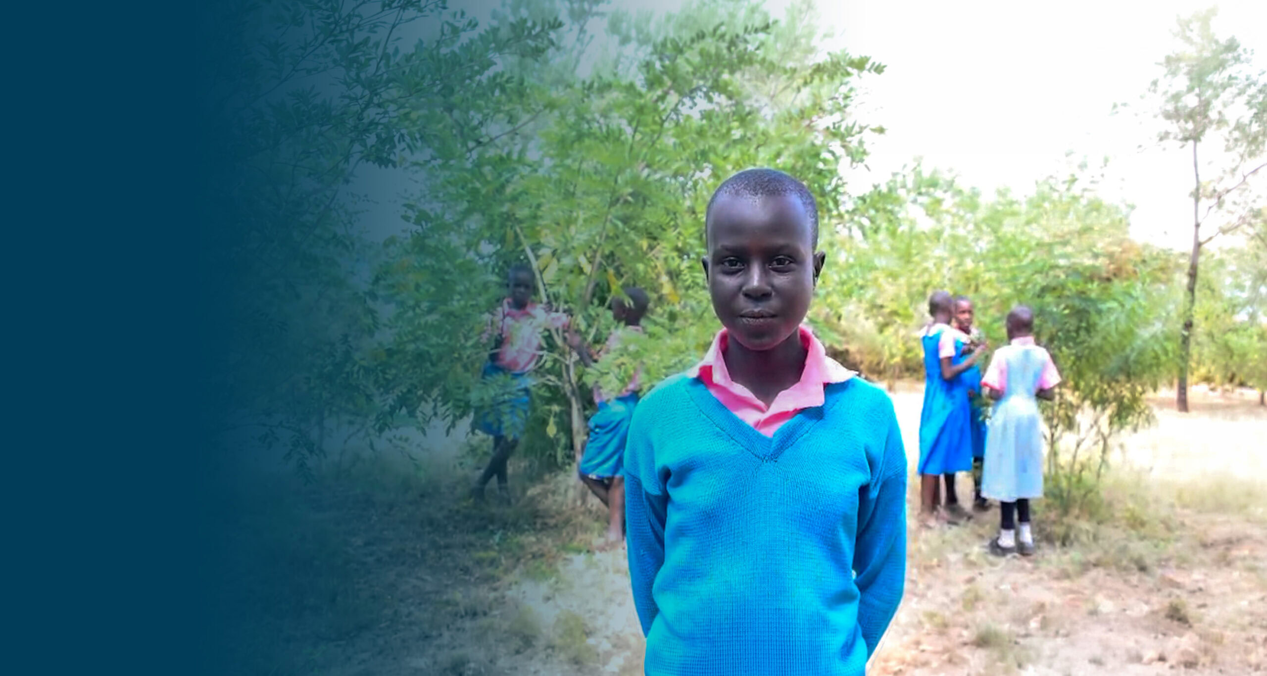 Jonge Afrikaanse jongen in blauwe trui voor groene natuur, symbool voor humanitaire hulp en armoedebestrijding door Dorcas in ontwikkelingslanden.