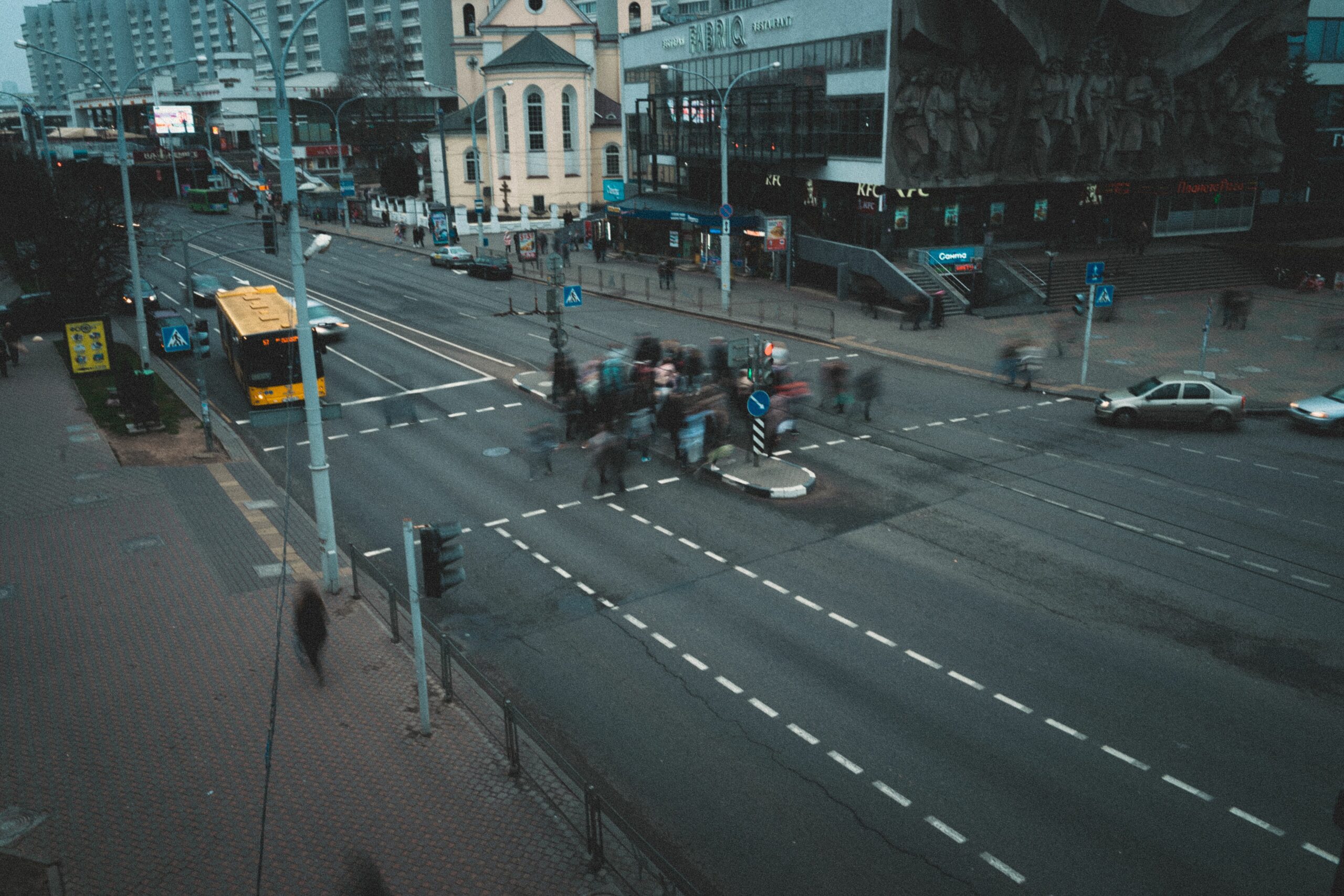 Beeld van een drukke stadssituatie met verkeer, voetgangers en gebouwen, illustratief voor stedelijke mobiliteit en hulpverlening in noodsituaties.