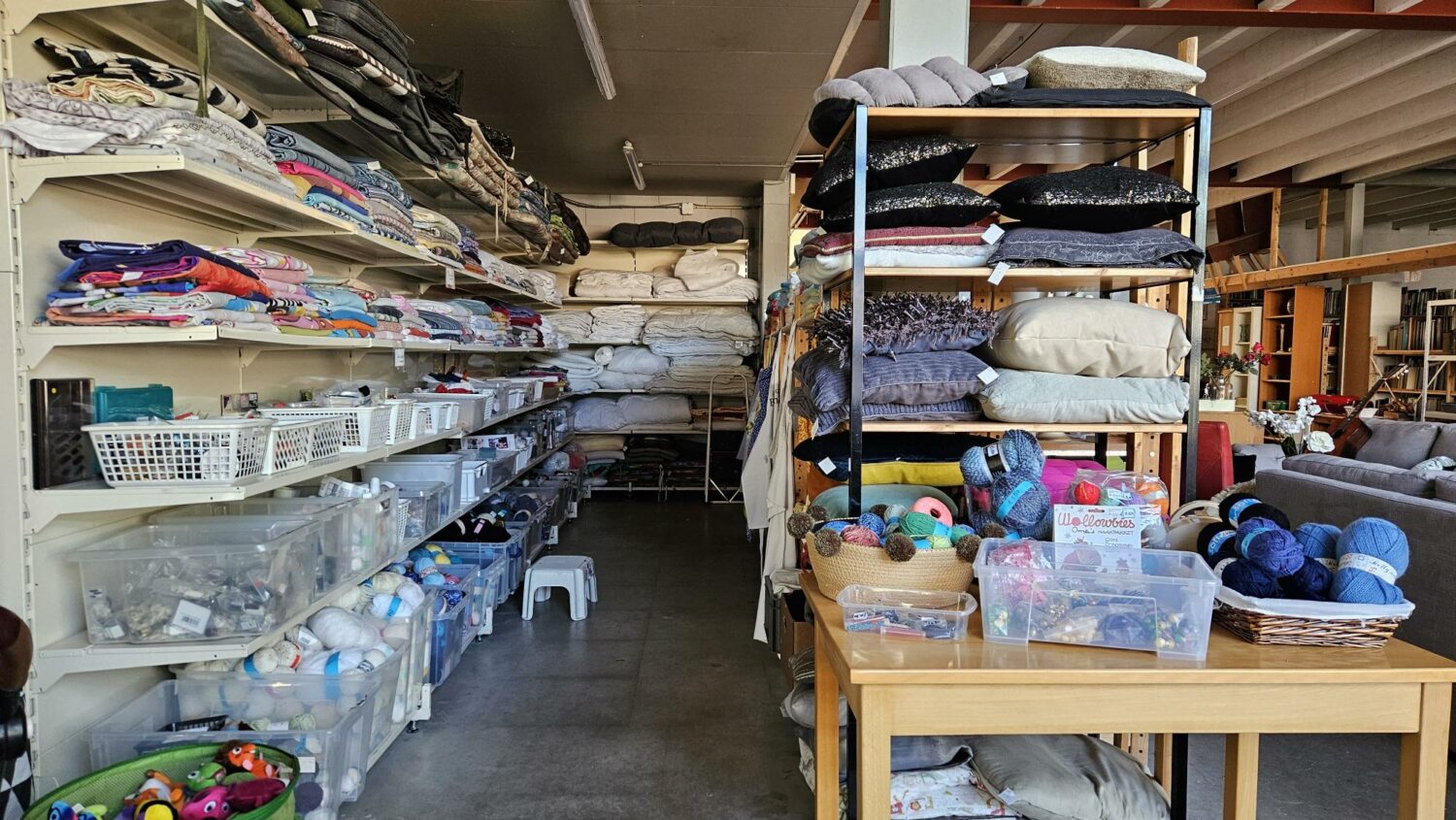 Voorraadkast met donatiekleding, dekens en huishoudartikelen voor humanitaire hulp en armoedebestrijding door Dorcas in Oost-Europa, Oost-Afrika en het Midden-Oosten.