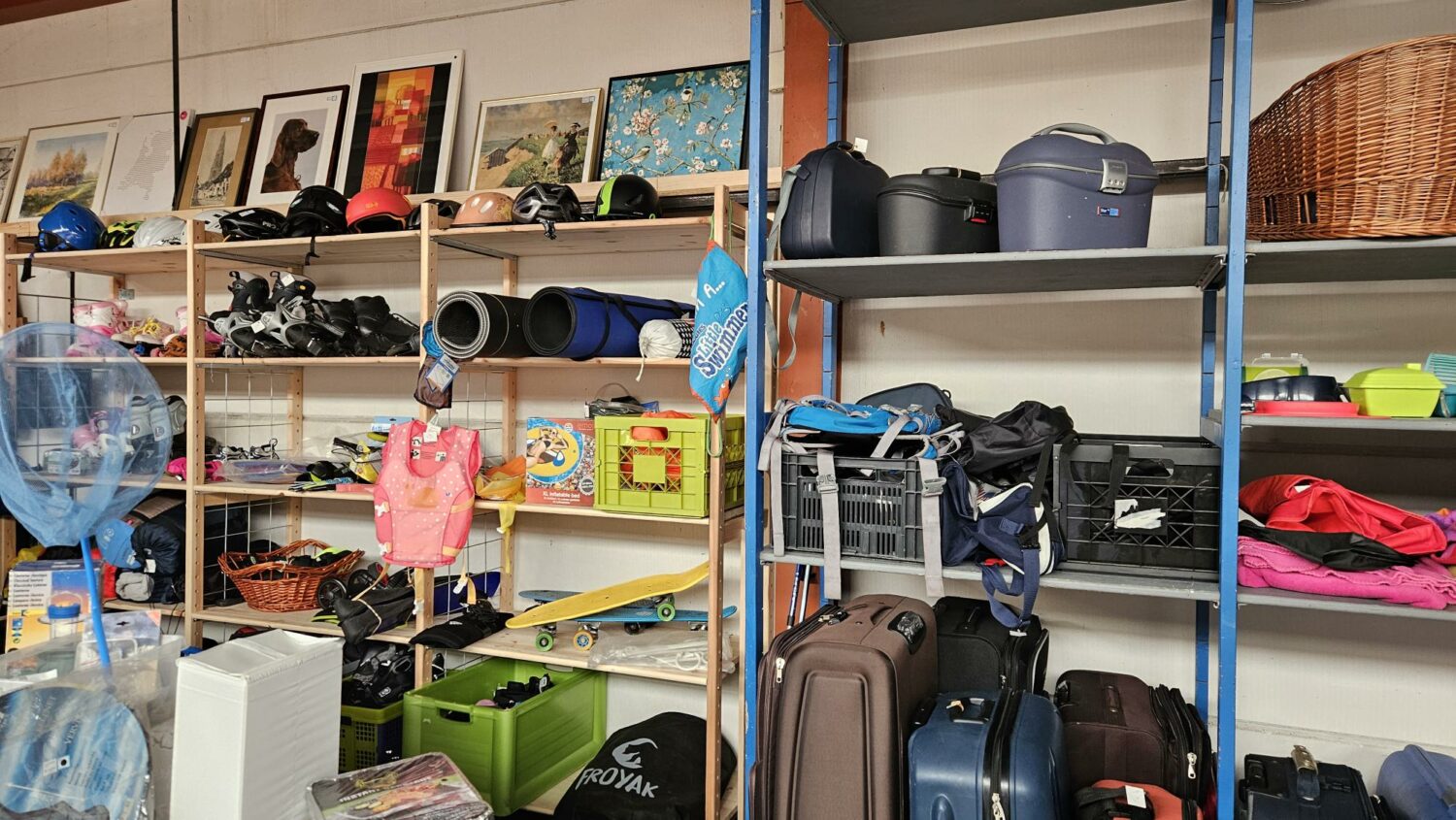 Voorraadkast met reis- en kampeerbenodigdheden, inclusief koffers, tenten, en kampeeruitrusting, voor humanitaire hulp en noodhulpprojecten in Oost-Europa, Oost-Afrika en het Midden-Oosten.