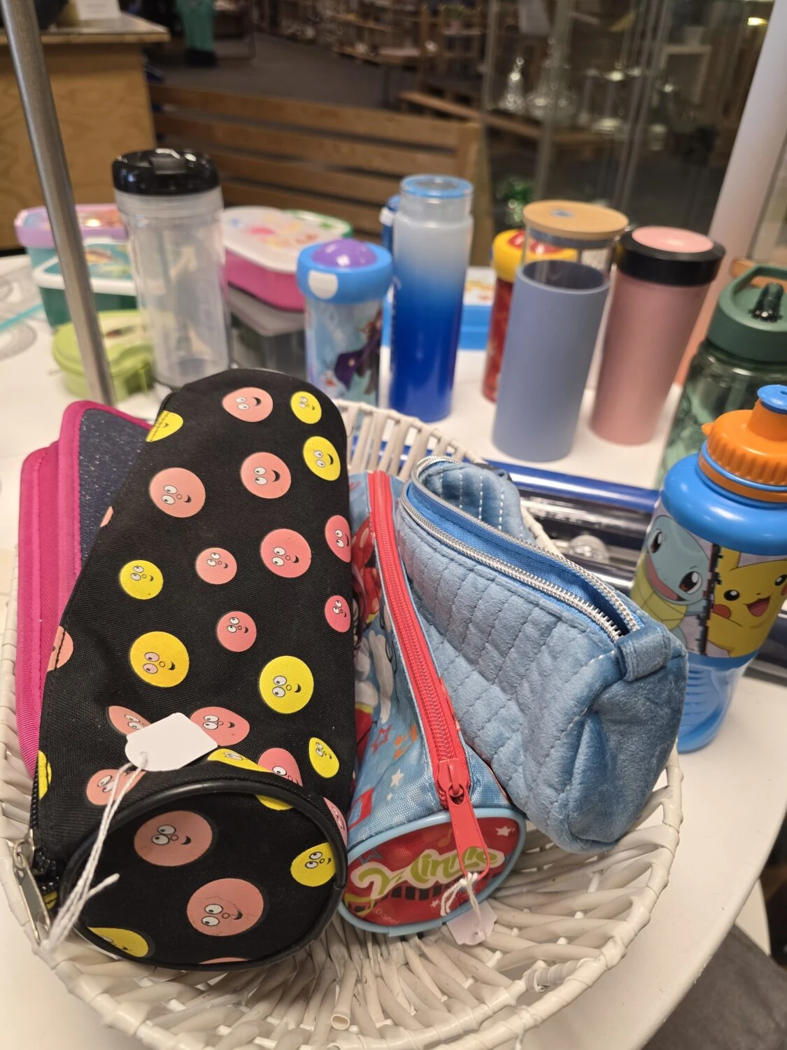Diverse kleurrijke drinkbekers en tassen op een tafel, klaar voor gebruik, symboliseren dagelijkse routines en voorbereiding, passend bij de missie van Dorcas voor humanitaire hulp.