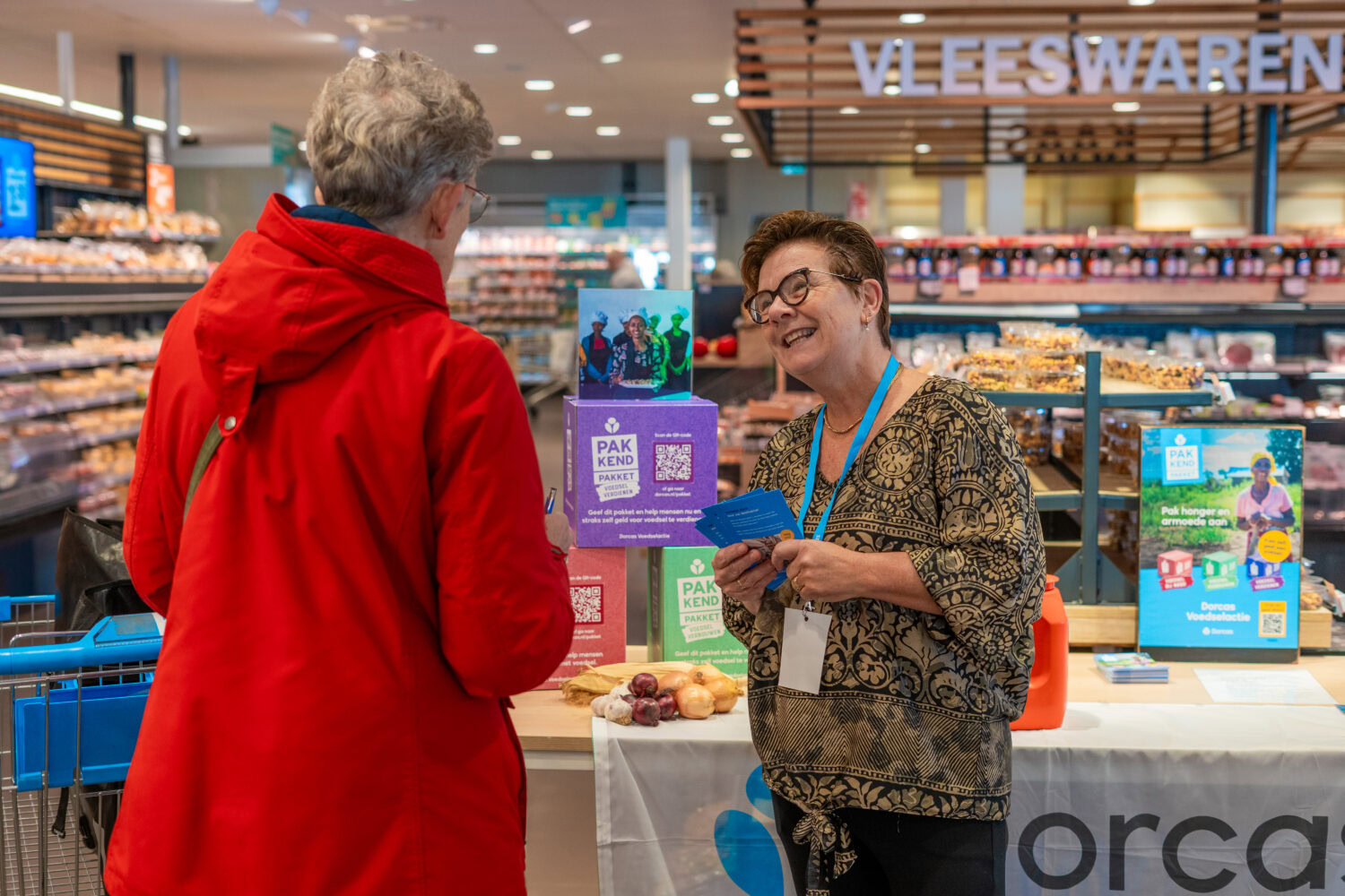 Vrijwilligers van Dorcas helpen mensen in een supermarkt, ondersteunen humanitaire hulp en armoedebestrijding in Oost-Europa, Oost-Afrika en het Midden-Oosten.
