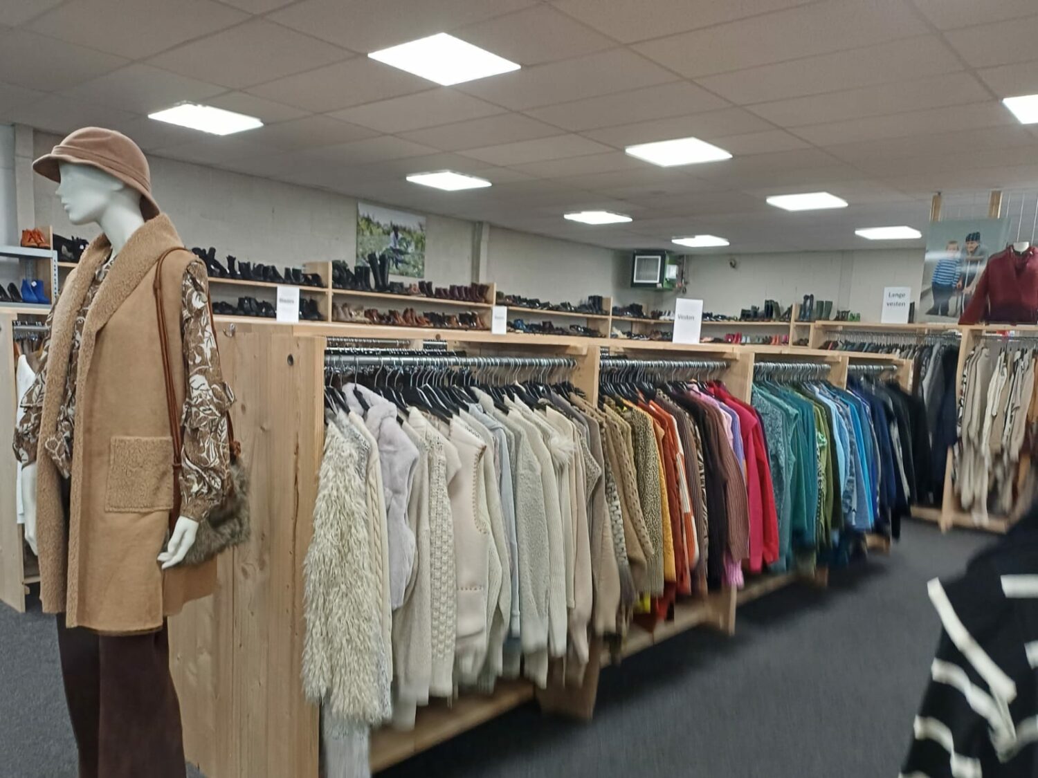 Kledingwinkel met diverse kledingstukken en accessoires, gericht op humanitaire hulp en armoedebestrijding, passend bij de missie van Dorcas in Oost-Europa, Oost-Afrika en het Midden-Oosten.