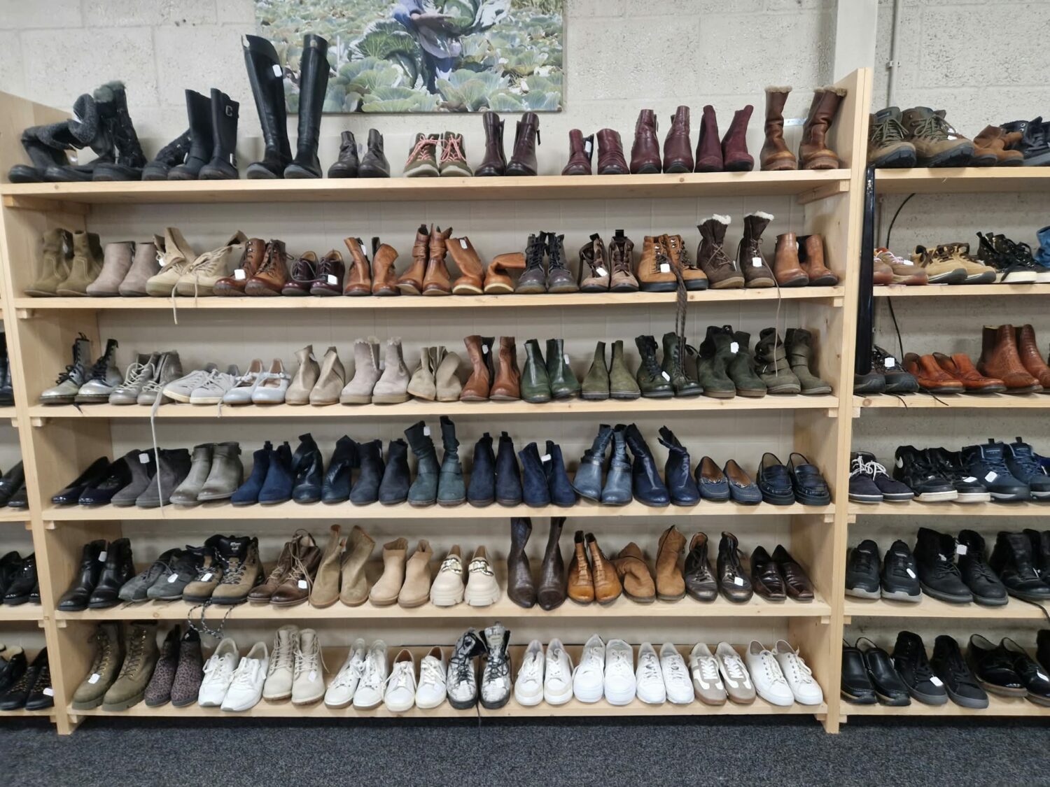 Schoenenrek met diverse schoenen en laarzen, symboliseert hulp en ondersteuning in humanitaire projecten van Dorcas in Oost-Europa, Oost-Afrika en het Midden-Oosten.