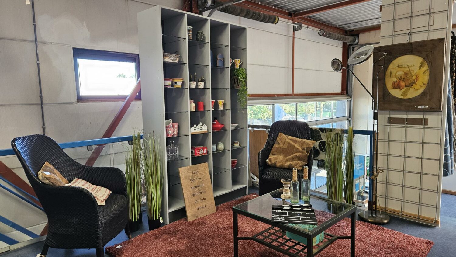 Interieur van een hulporganisatie met zitplaatsen, boeken en planten, symboliseert humanitaire hulp en ondersteuning in Oost-Europa, Oost-Afrika en het Midden-Oosten.