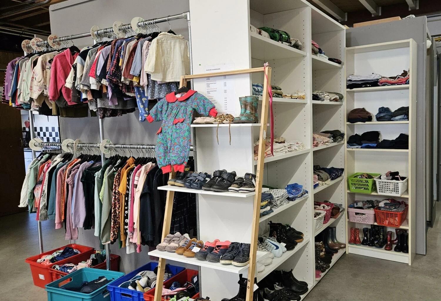 Inrichting van een kledingbank met gesorteerde kleding, schoenen en accessoires, gericht op humanitaire hulp en armoedebestrijding in Oost-Europa, Oost-Afrika en het Midden-Oosten.