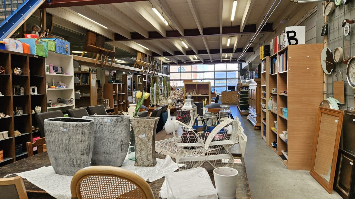Binnen in een winkel met meubels, decoratie en huishoudartikelen, klaar voor humanitaire hulp en armoedebestrijding in Oost-Europa, Oost-Afrika en het Midden-Oosten.
