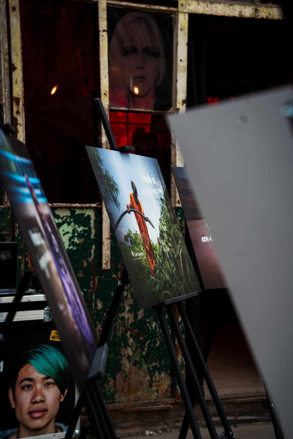 Een kunsttentoonstelling met schilderijen die hoop en vrede symboliseren, passend bij de missie van Dorcas voor humanitaire hulp en armoedebestrijding in conflictgebieden.
