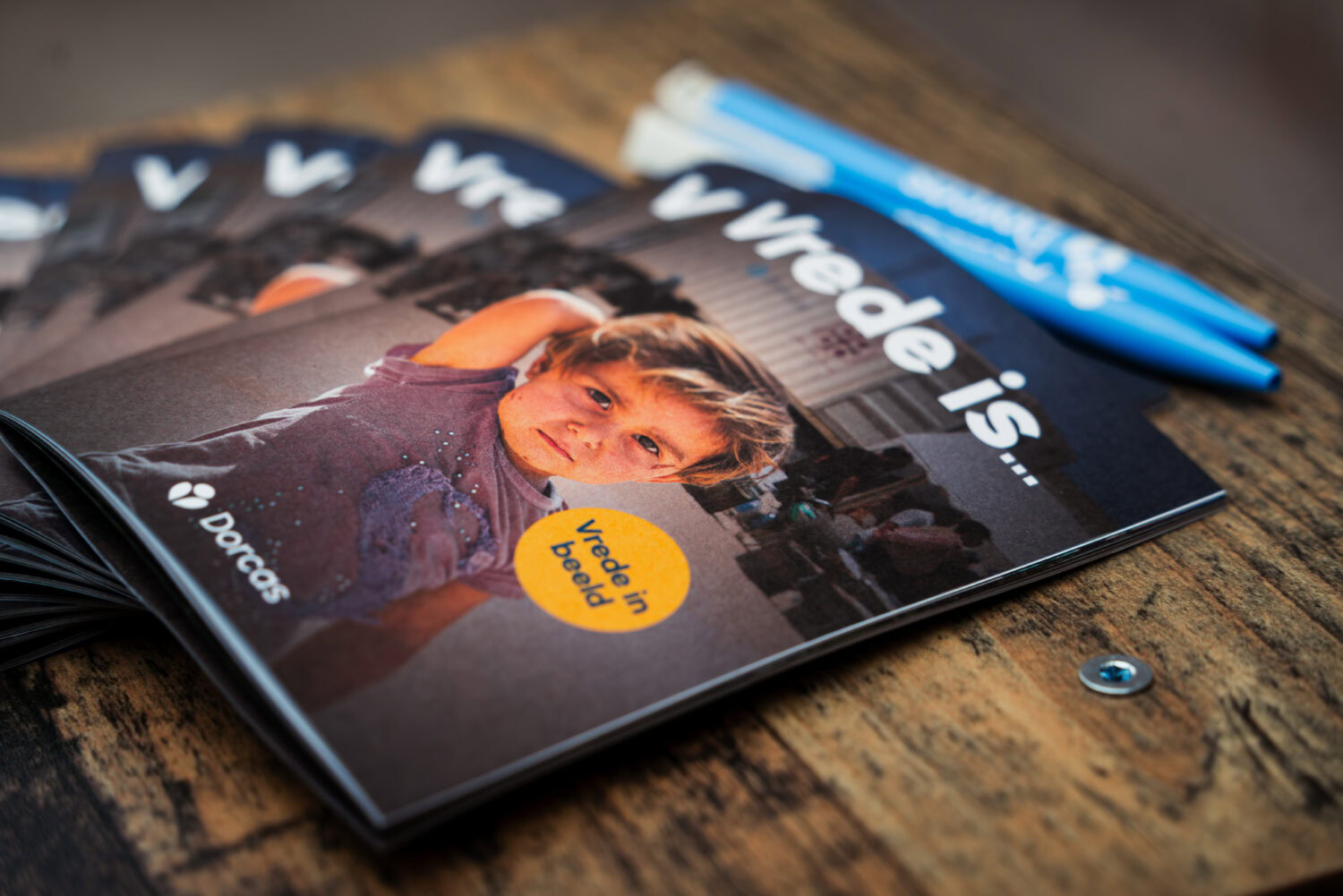 Brochure van Dorcas over humanitaire hulp en noodhulp in Oost-Europa, Oost-Afrika en het Midden-Oosten, gericht op armoedebestrijding en vrede.