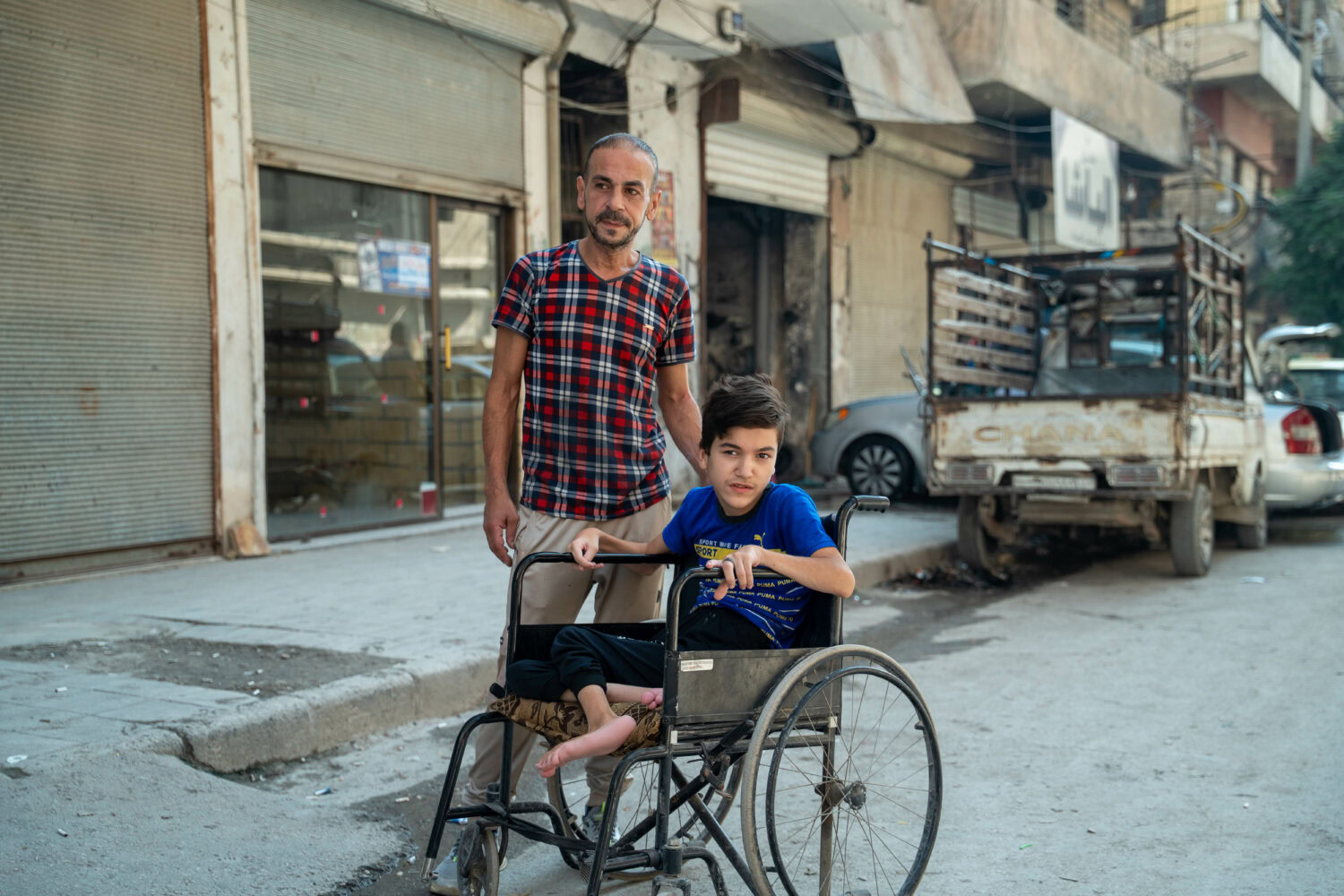 Hulpverleners bieden humanitaire hulp aan mensen met een handicap in een ontwikkelingsgebied, benadrukt de missie van Dorcas voor noodhulp en armoedebestrijding.