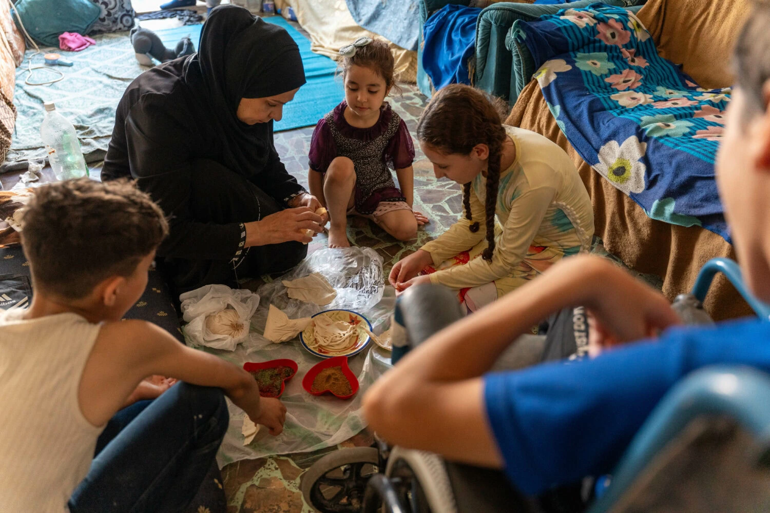 Vluchtelingenkamp met hulpverleners en kinderen, illustratie van humanitaire hulp en noodhulp door Dorcas in Oost-Europa, Oost-Afrika of het Midden-Oosten.