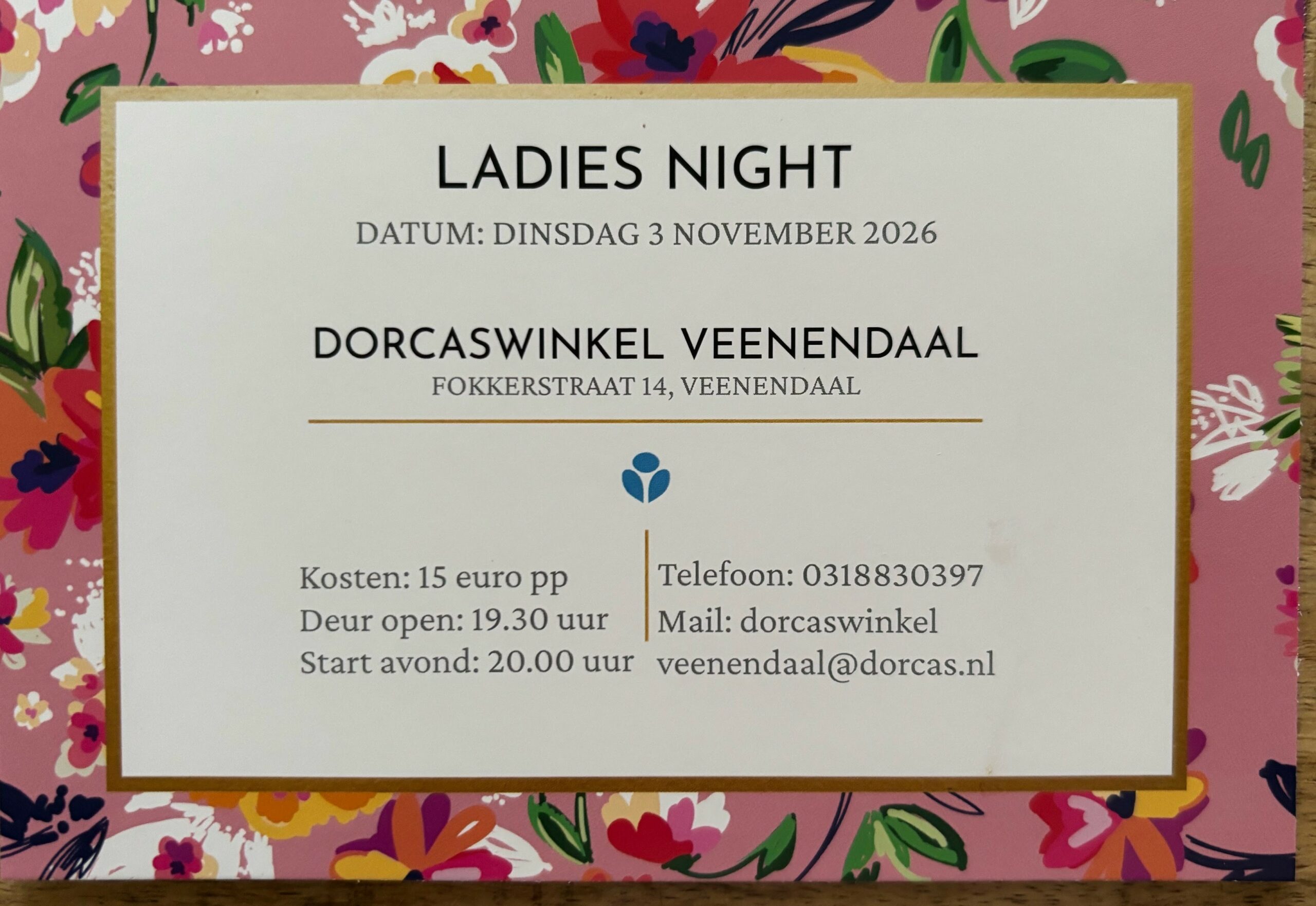 Uitnodiging voor Ladies Night bij Dorcaswinkel Veenendaal met details over datum, locatie, kosten, openingstijd en contactinformatie, gericht op humanitaire hulp en armoedebestrijding.
