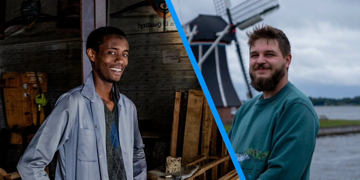 Twee mensen lachen en praten buiten, symboliseert humanitaire hulp en samenwerking in ontwikkelingsprojecten voor armoedebestrijding.