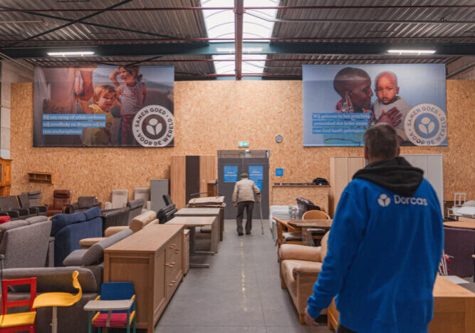 Hulpverleners in een donatiecentrum van Dorcas sorteren meubelen en textiel voor hulp aan slachtoffers van crisis en armoede.