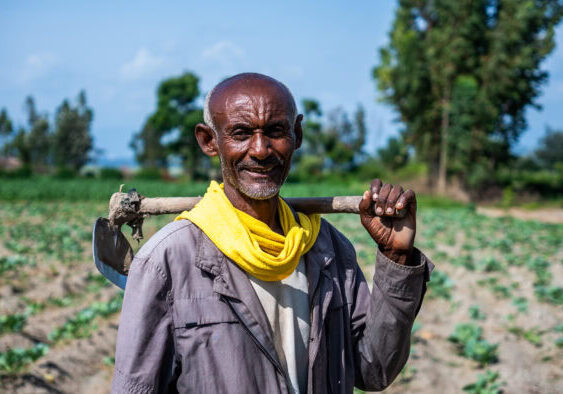 Ethiopië_Wolda Zwarte man met schop op veld in Afrika, sociaal project, landbouw, ontwikkeling, dorcas.