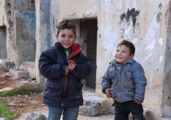 De oorlog is niet voorbij, de nood is hoog. Ontdek 7 actuele redenen waarom hulp in Syrië dringend nodig blijft – van aardbeving tot wederopbouw.