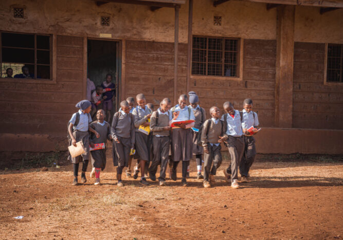 Kenia schoolproject Gezonde schoolkinderen in uniform lopen netjes in rij voor onderwijs in een Kenyaanse school.