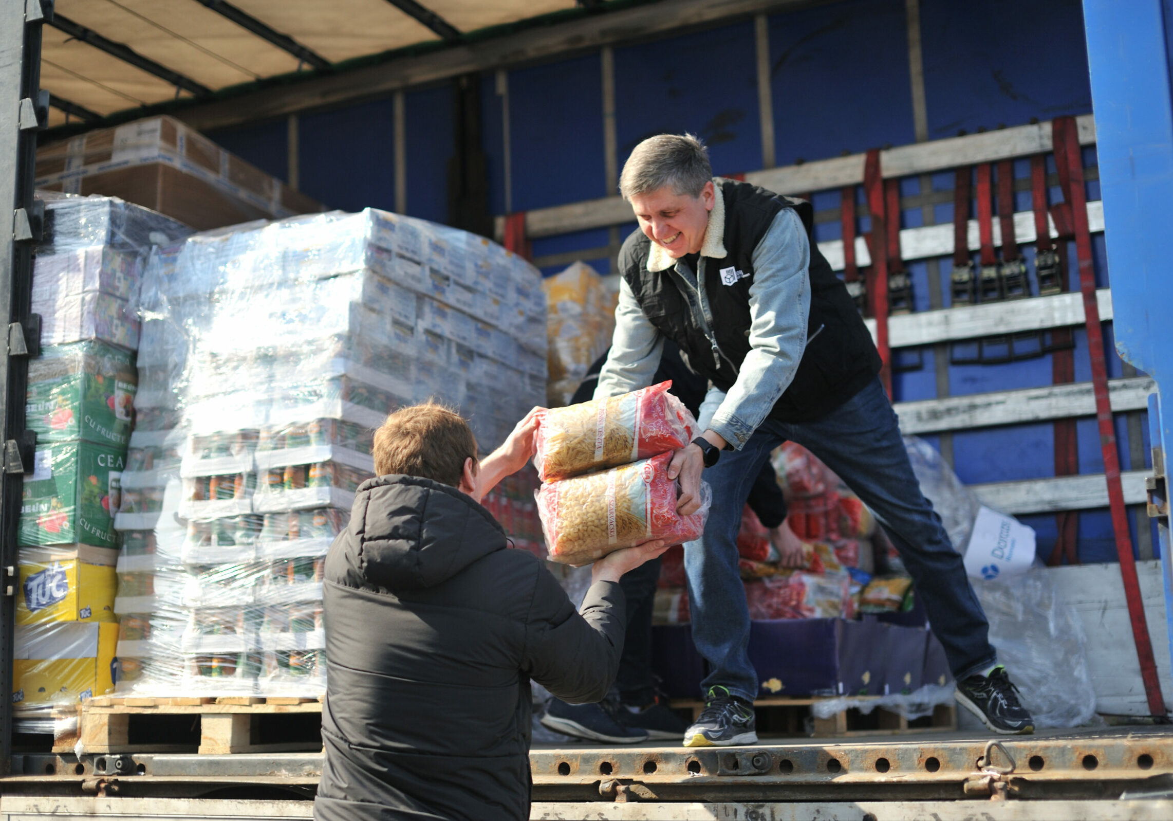 Oekraïne noodhulp uitdelen voedsel goederen distributie