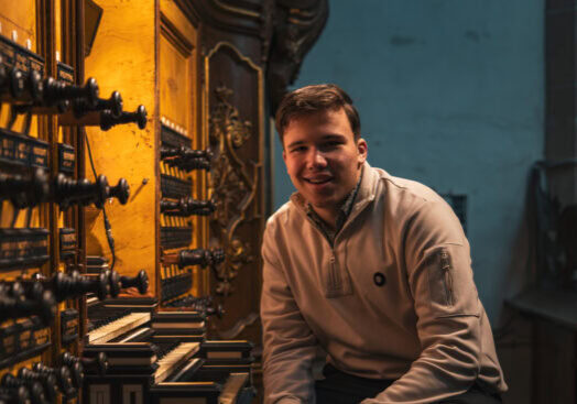 Frederik (17) speelt orgel in de Bovenkerk in Kampen voor Dorcas, een initiatief dat jongeren betrokken bij goede doelen.