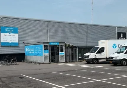 Een overzicht van de automatische concepten en logistieke faciliteiten bij Dorcas, inclusief vrachtwagens en opslagruimte voor efficiënte distributie.
